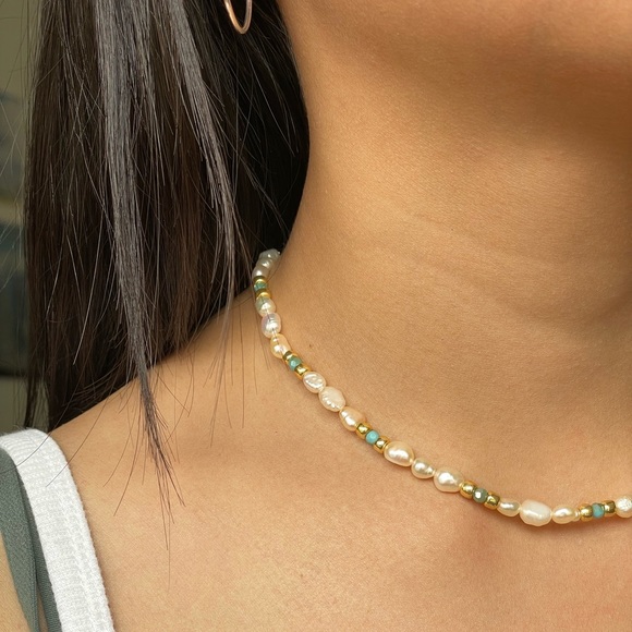 Dainty green & gold pearly beaded necklace - Picture 3 of 3
